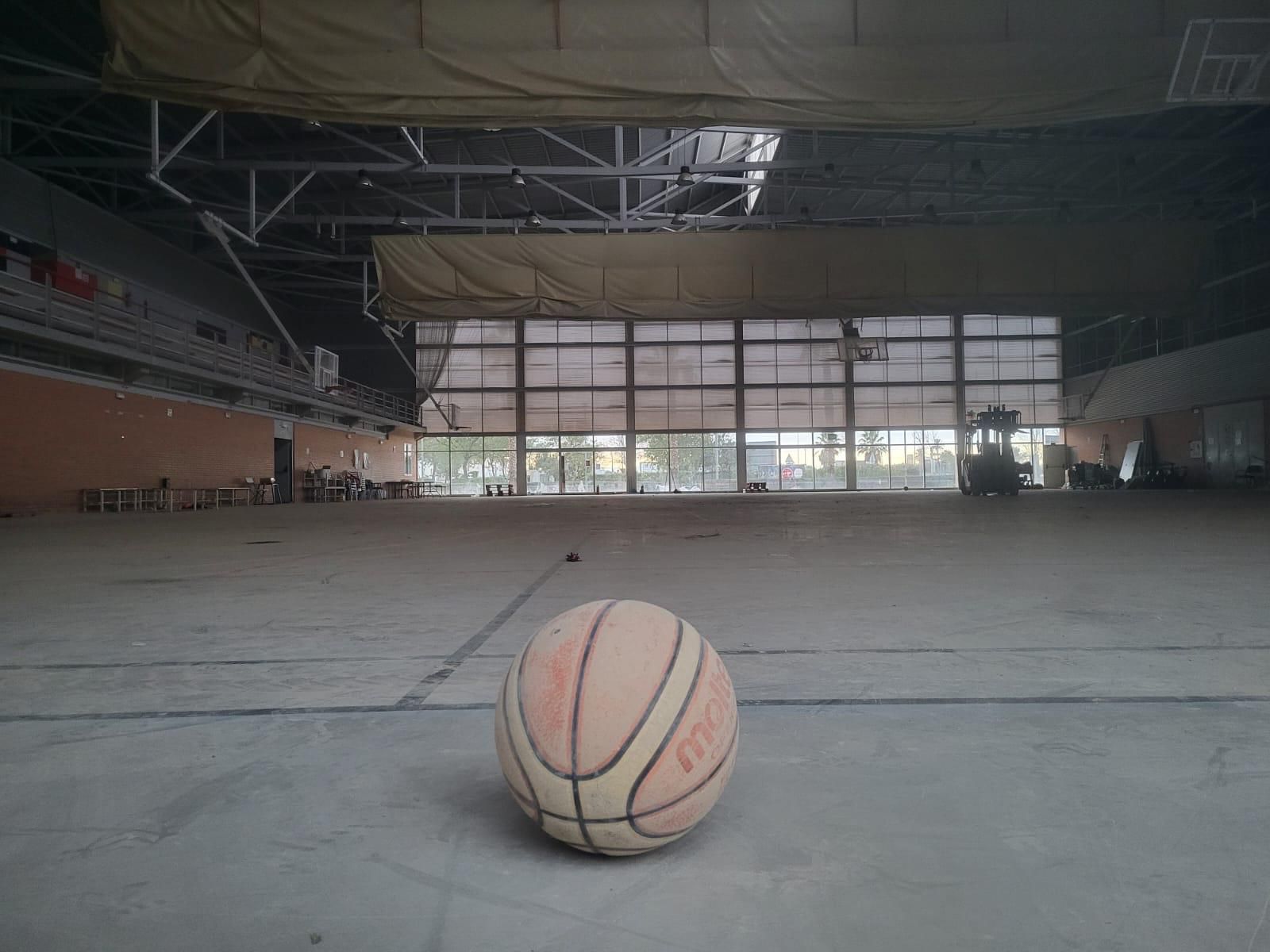 Imagen del interior del polideportivo, todavía con los restos de la dana por limpiar.