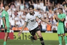 Javi Guerra celebra su gol la temporada pasada ante el Atlético de Madrid.