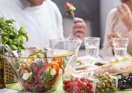 Esta es la comida que debes saltarte para perder peso y envejecer con salud según los expertos