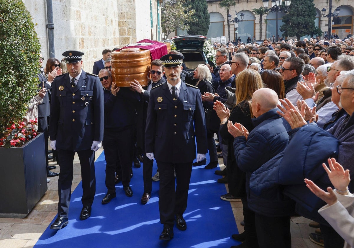 Dos agentes de gala abren la comitiva fúnebre, a su llegada a la colegiata.