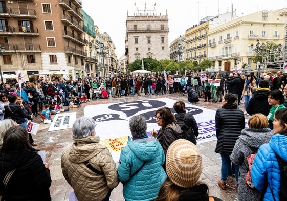 Asistentes a la concentración, rodeando una pancarta de Escola Valenciana.