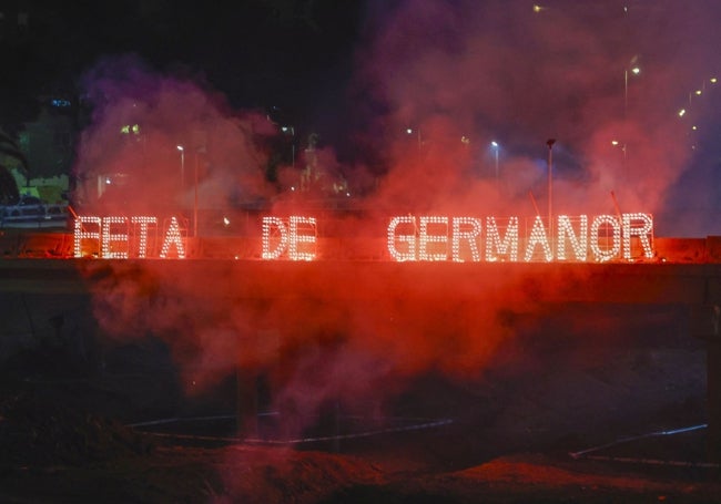 El espectáculo se ha coronado con las letras 'Feta de germanor'.