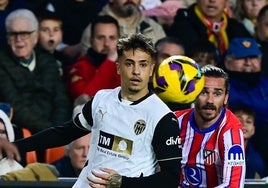 Iván Jaime disputa un balón con Griezmann.