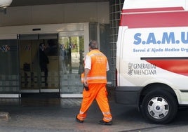 Traslado de una persona herida por un accidente a un hospital de Valencia, en una imagen de archivo.