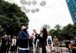 Concentración en recuerdo por la tragedia junto al parque del edificio de la calle Poeta Rafael Alberti, este sábado.