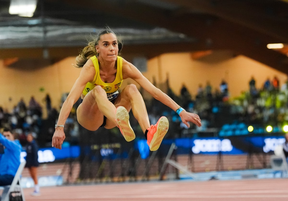 María González, durante uno de sus intentos en el concurso de triple salto.