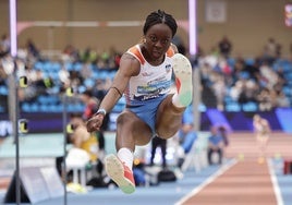 Evelyn Yankey, en uno de los saltos del concurso donde se ha colgado la medalla de bronce en el Campeonato de España.