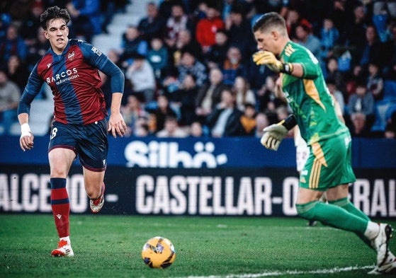 Carlos Espí, ante el Mirandés.