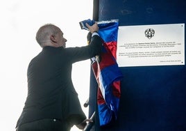 Pablo Sánchez, presidente del Levante, destapa la placa conmemorativa.