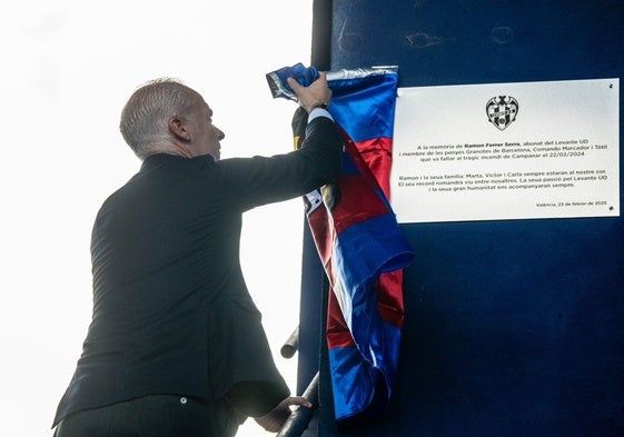 Pablo Sánchez, presidente del Levante, destapa la placa conmemorativa.