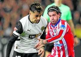 Iván Jaime brega con Rodrigo de Paul durante el partido del pasado sábado en Mestalla.