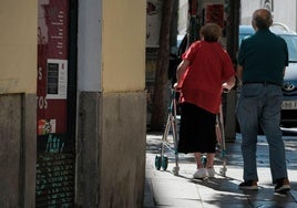 Pareja de pensionistas pasea por la ciudad.