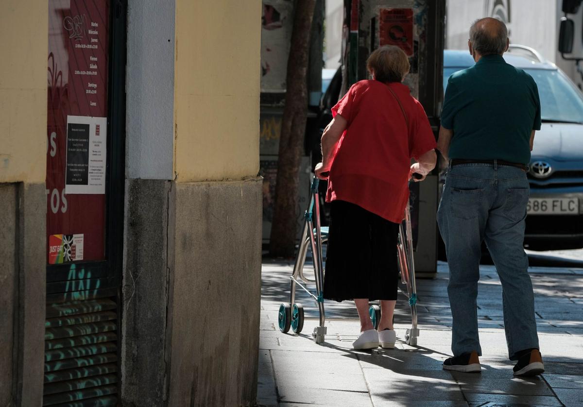 Pareja de pensionistas pasea por la ciudad.