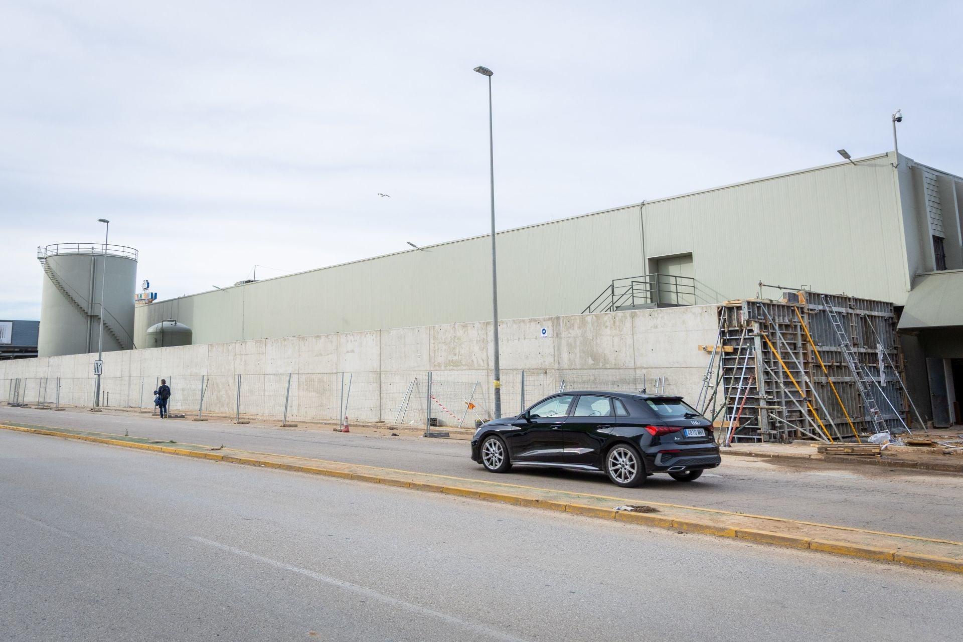 FOTOS | Carrefour Alfafar levanta un dique de protección ante futuras riadas