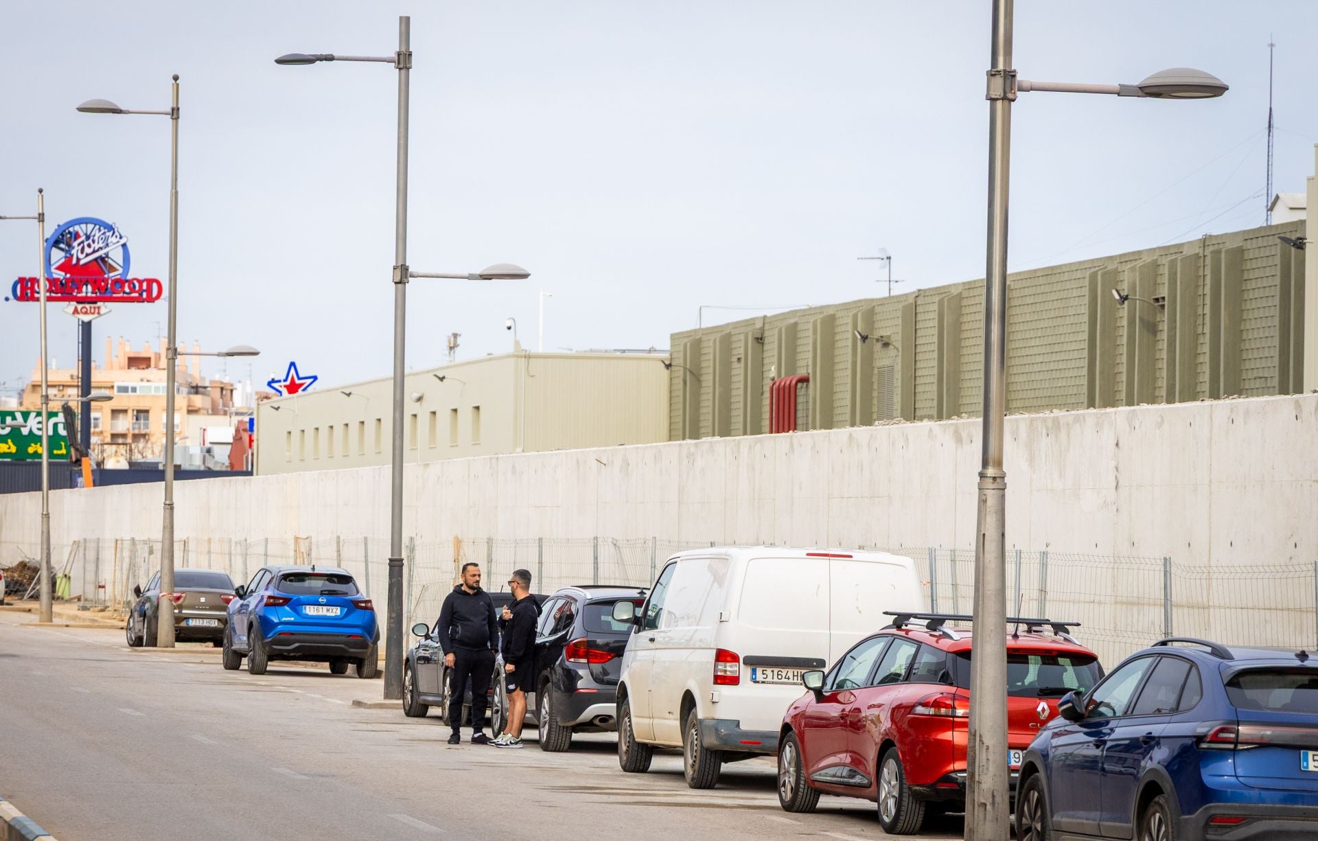 FOTOS | Carrefour Alfafar levanta un dique de protección ante futuras riadas