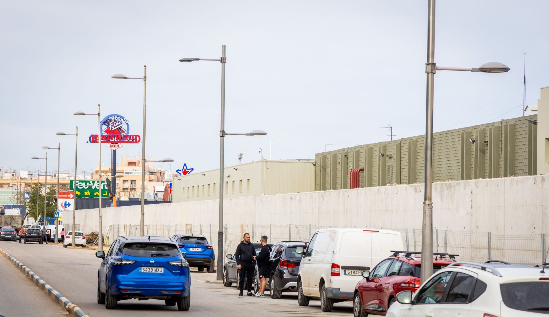 FOTOS | Carrefour Alfafar levanta un dique de protección ante futuras riadas