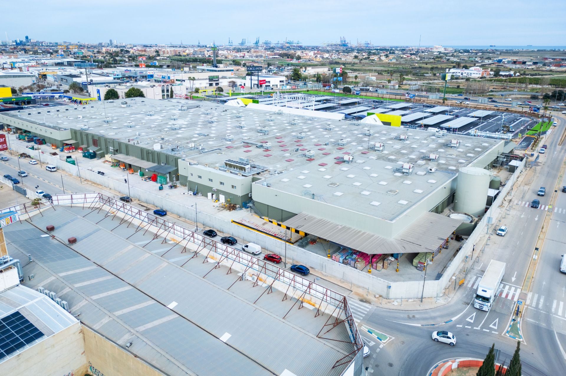 FOTOS | Carrefour Alfafar levanta un dique de protección ante futuras riadas