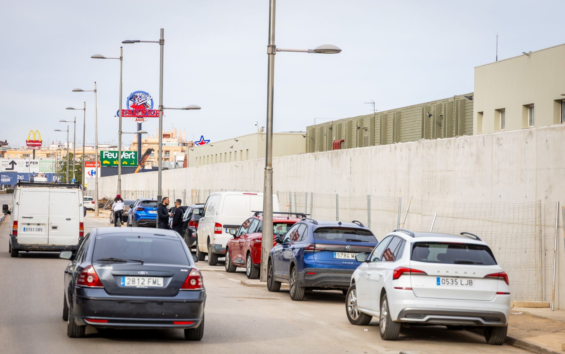 FOTOS | Carrefour Alfafar levanta un dique de protección ante futuras riadas