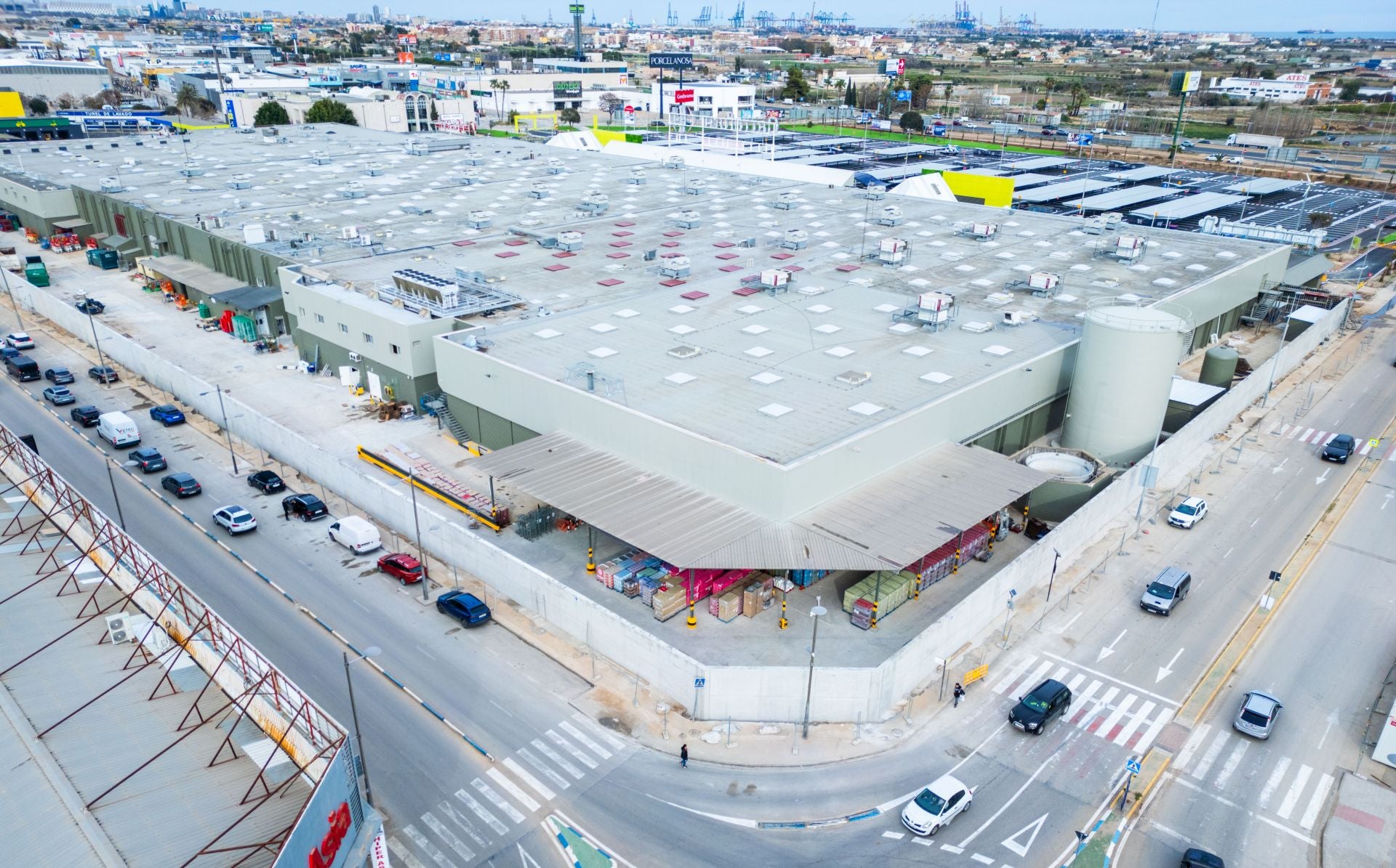 FOTOS | Carrefour Alfafar levanta un dique de protección ante futuras riadas