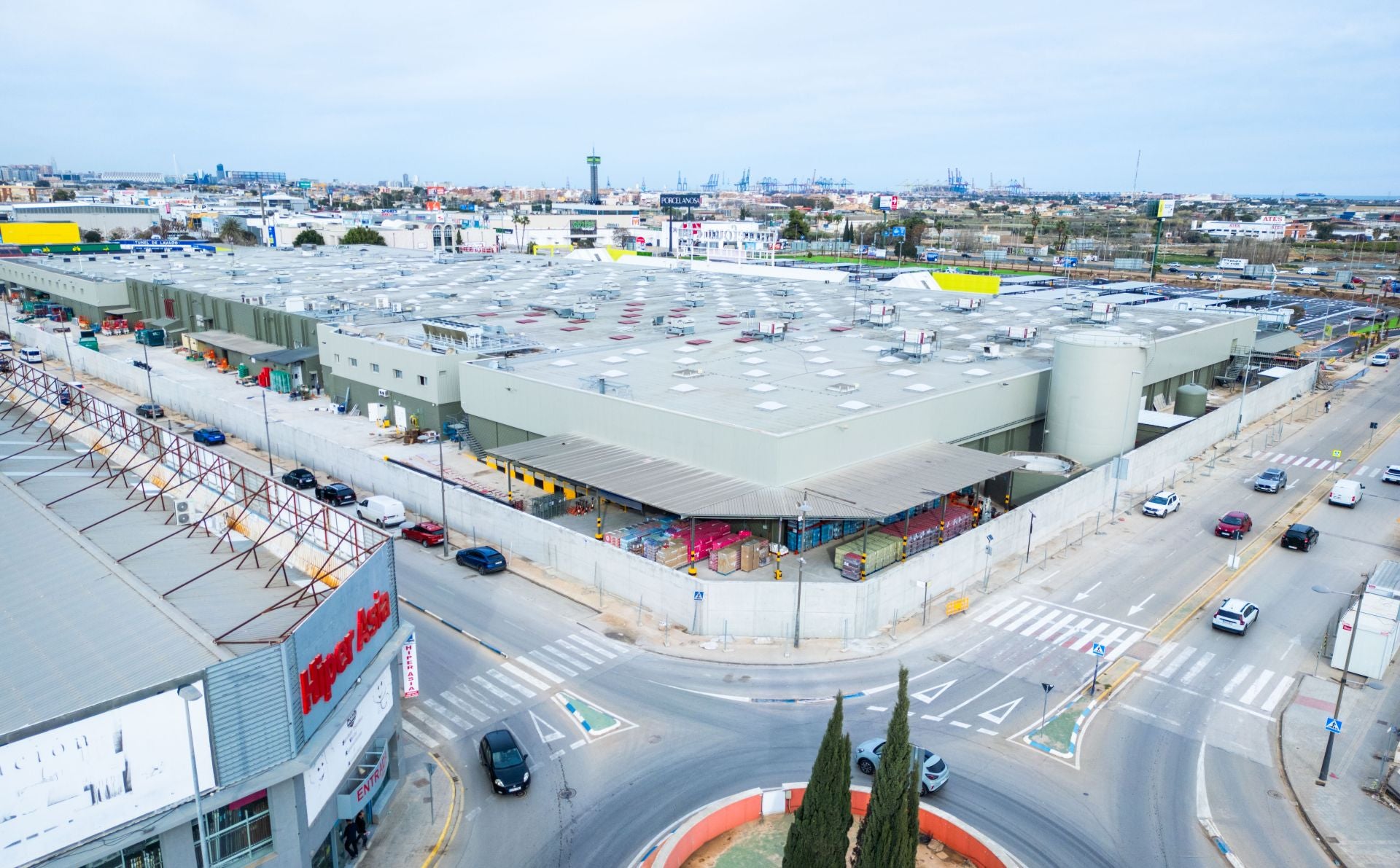 FOTOS | Carrefour Alfafar levanta un dique de protección ante futuras riadas