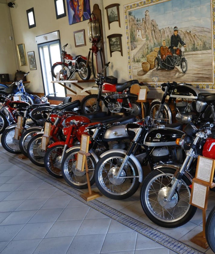 Imagen secundaria 2 - Los hermanos Ricardo y Xavi Fracés, y algunas de las motos del museo.