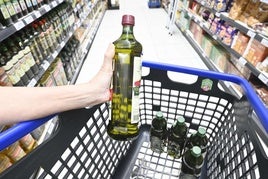 Botellas de aceite de oliva en un supermercado.