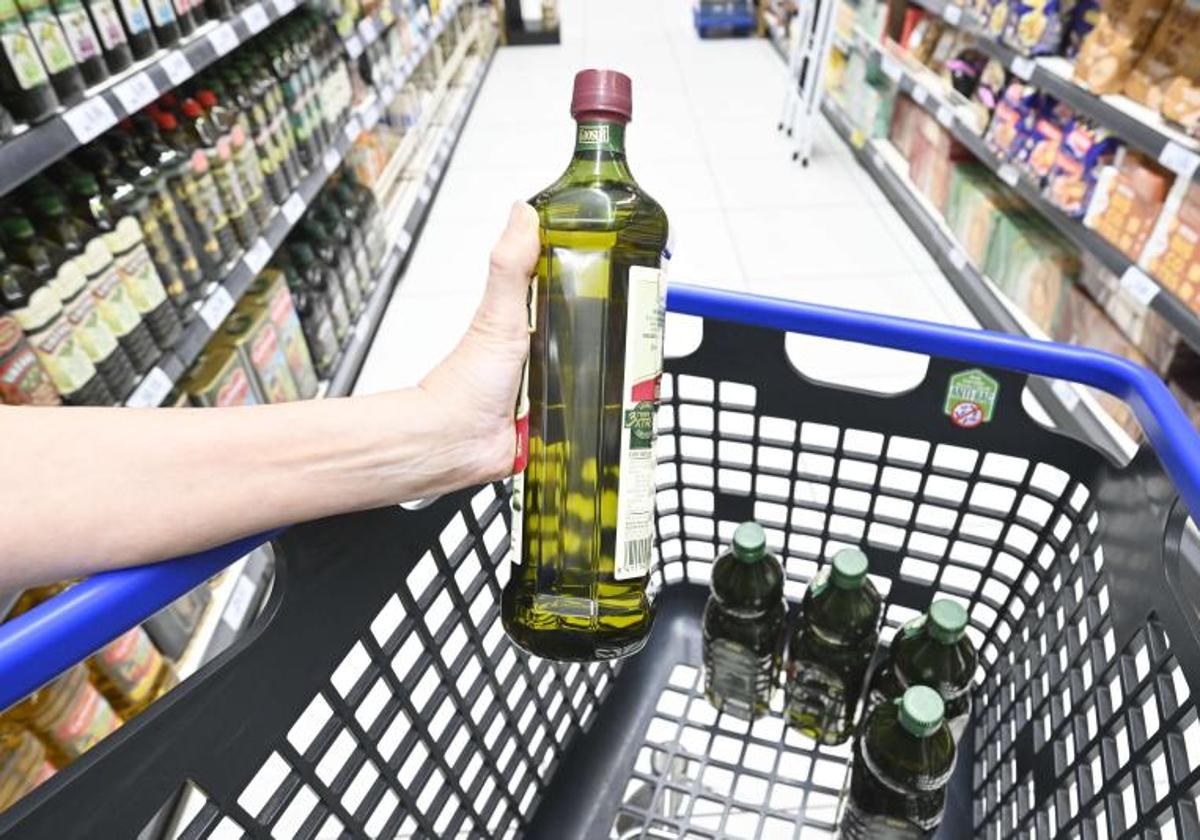 Botellas de aceite de oliva en un supermercado.