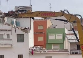 Primeros derribos de casas en Chiva tras la dana.