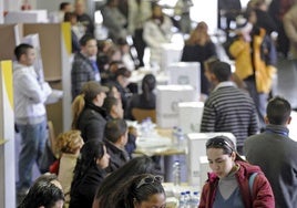 Inmigrantes colombianos votan en Valencia en las elecciones parlamentarias.