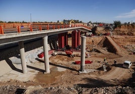 Obras en un viaducto en la rambla del Poyo.