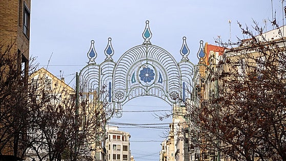 FOTOS | Montaje de las primeras luces de Fallas en Ruzafa