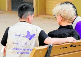 Dos psicólogos voluntarios atienden a una afectada por la dana.