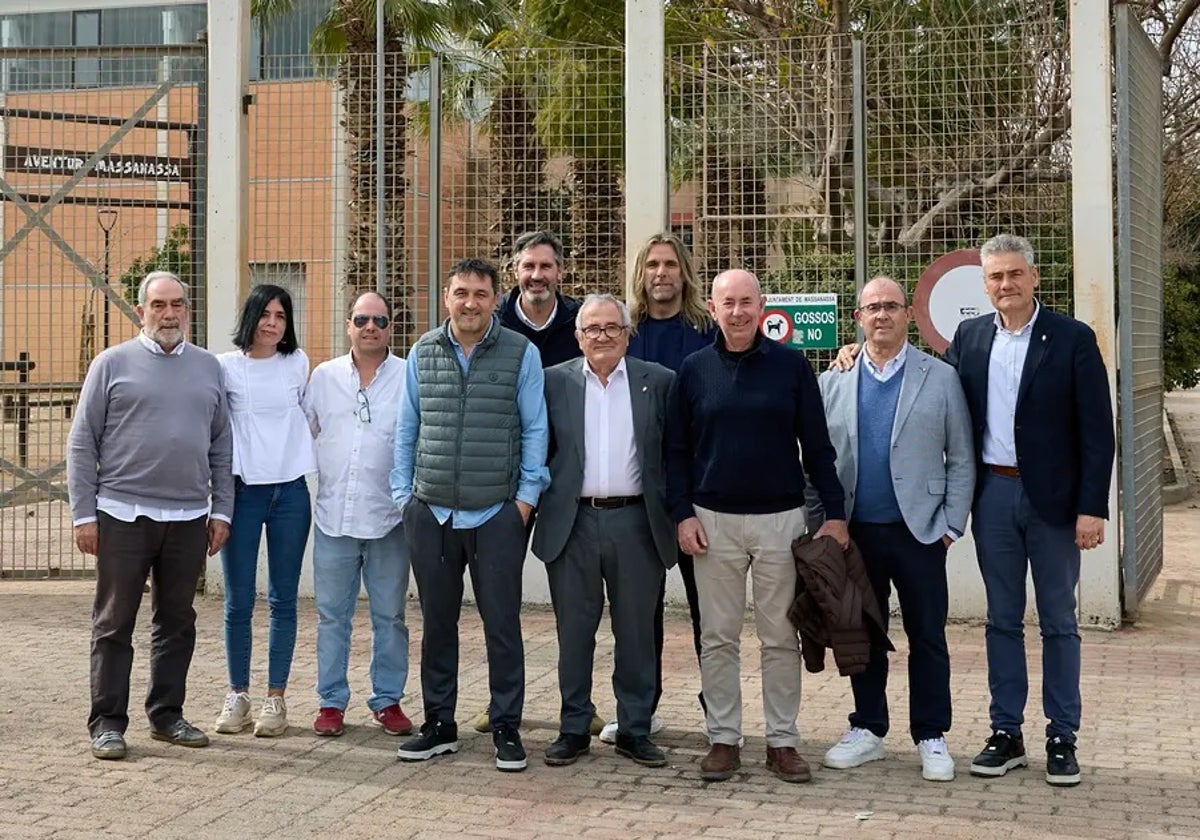 Miembros de CA Osasuna visitan el polideportivo de Massanassa.