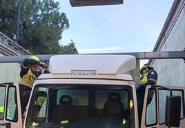 Los bomberos trabajan para liberar el vehículo.