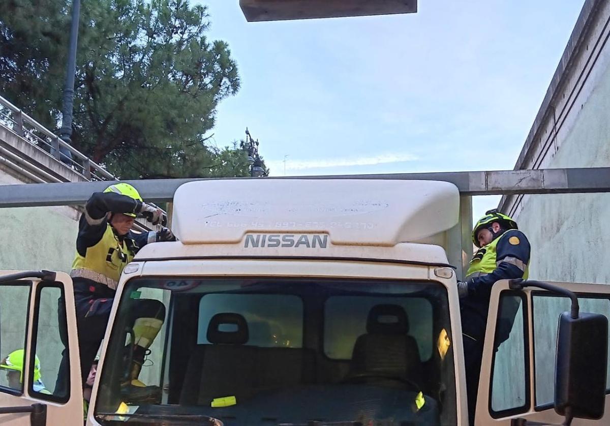 Los bomberos trabajan para liberar el vehículo.