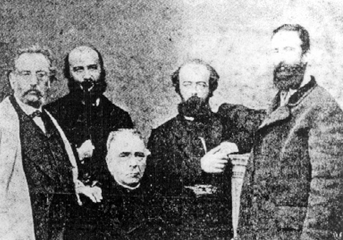 Reclus, segundo por la izquierda, junto a otros notables republicanos de la época, fotografiados en Valencia.