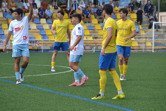 Jugadores del Dénia y Torrevieja en el partido jugado en el Diego Mena.