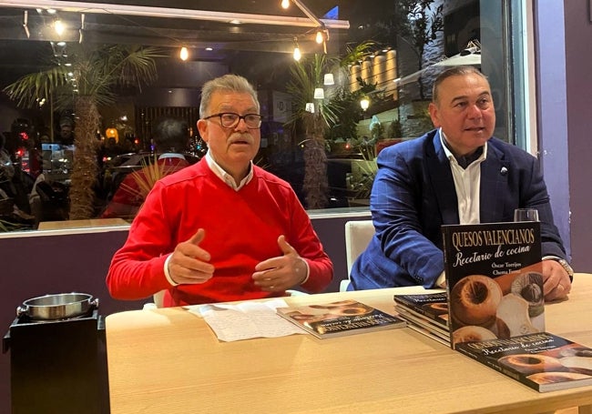 Los autores durante la presentación.