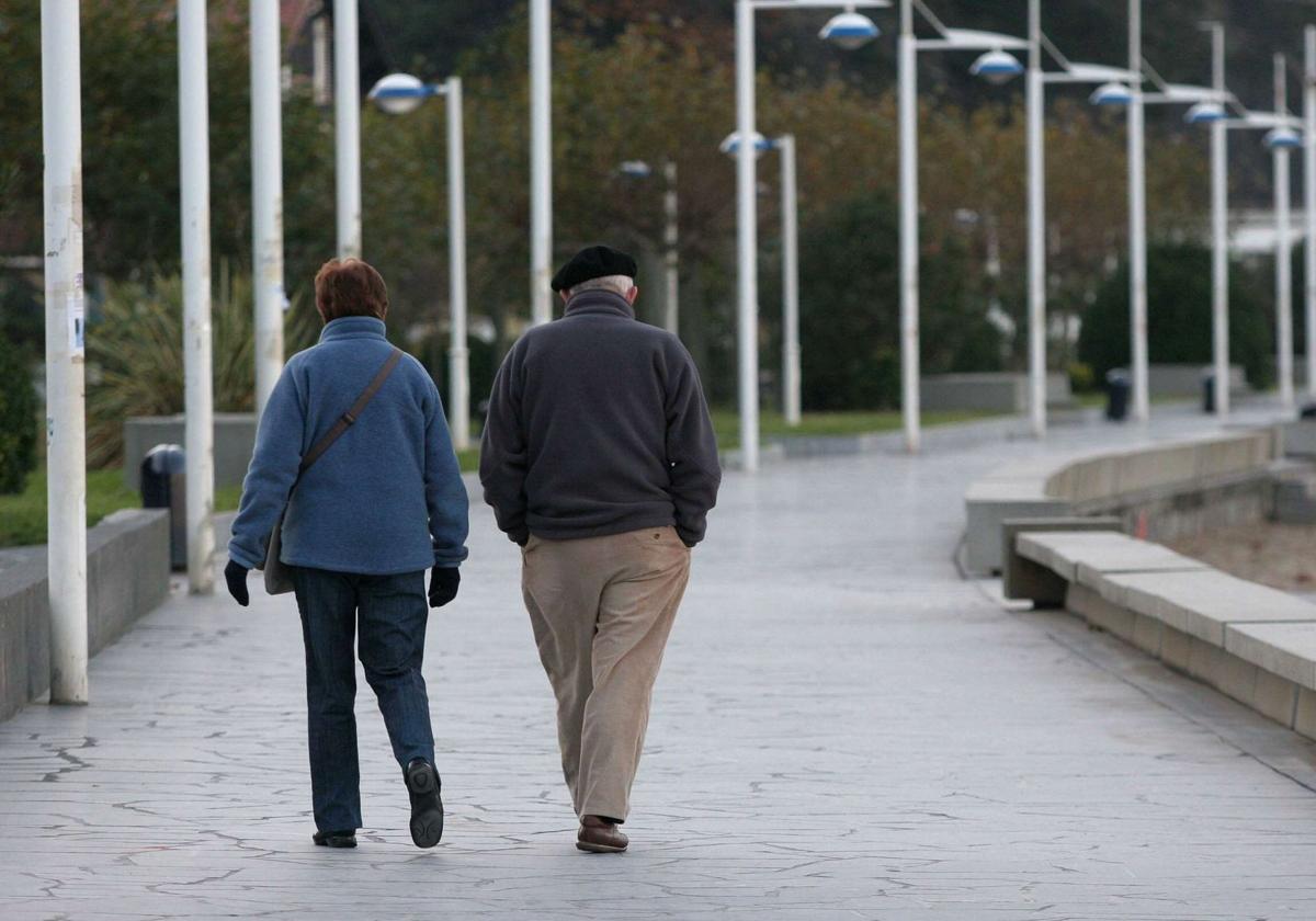 Pareja de jubilados paseando.