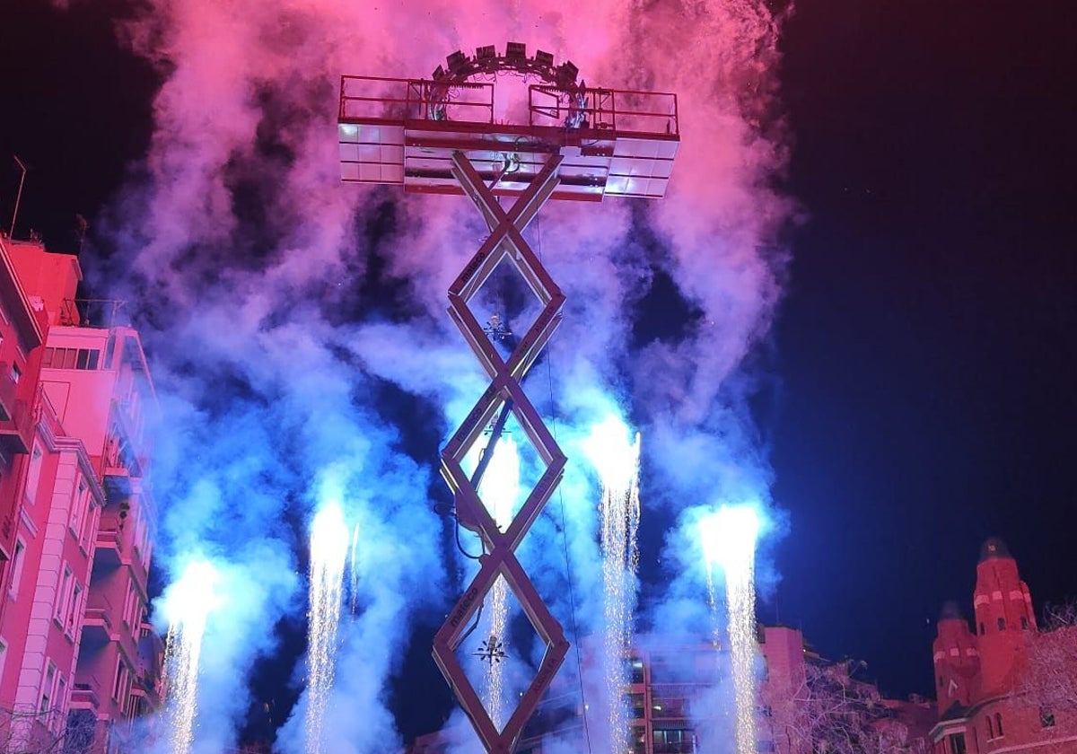 Disparo de un espectáculo pirotécnico de Vulcano, las pasadas Fallas en la comisión Pintor Segrelles.