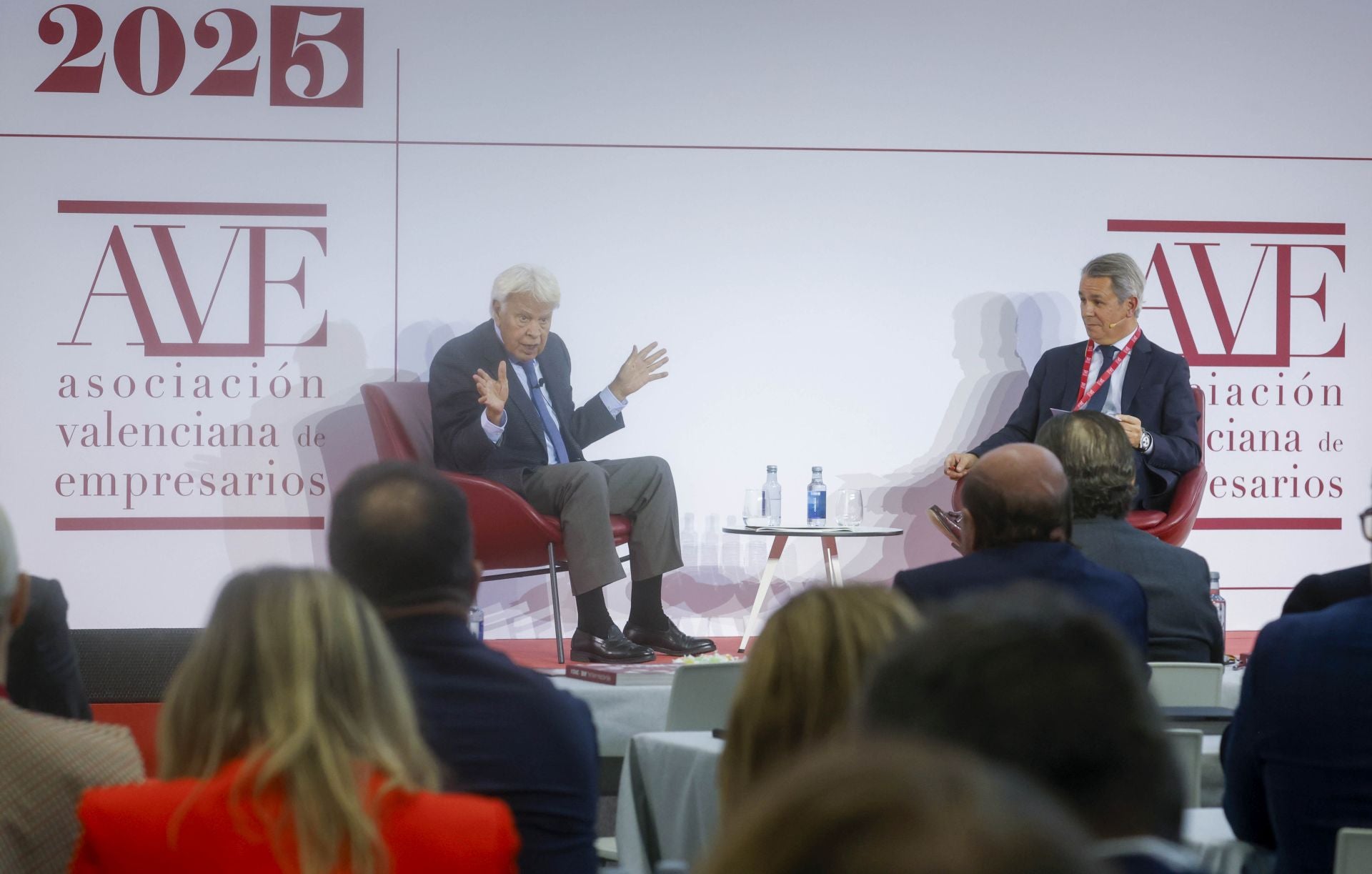 Felipe González asiste a la Asamblea General de AVE 2025 en Valencia