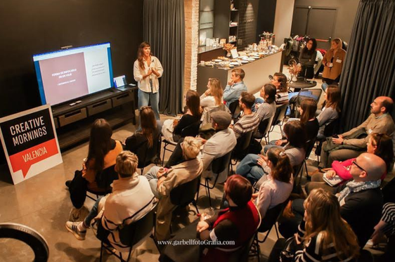 Las capas que nos construyen: Ana Serrano desvela el collage de la identidad en CreativeMornings Valencia