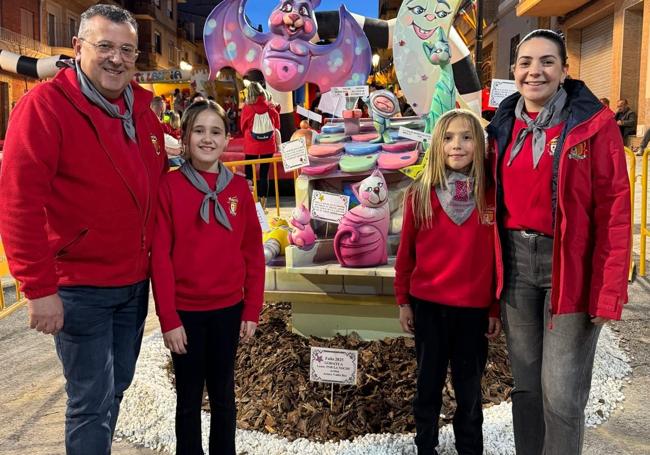 Presidentes y falleras mayores con la falla infantil.