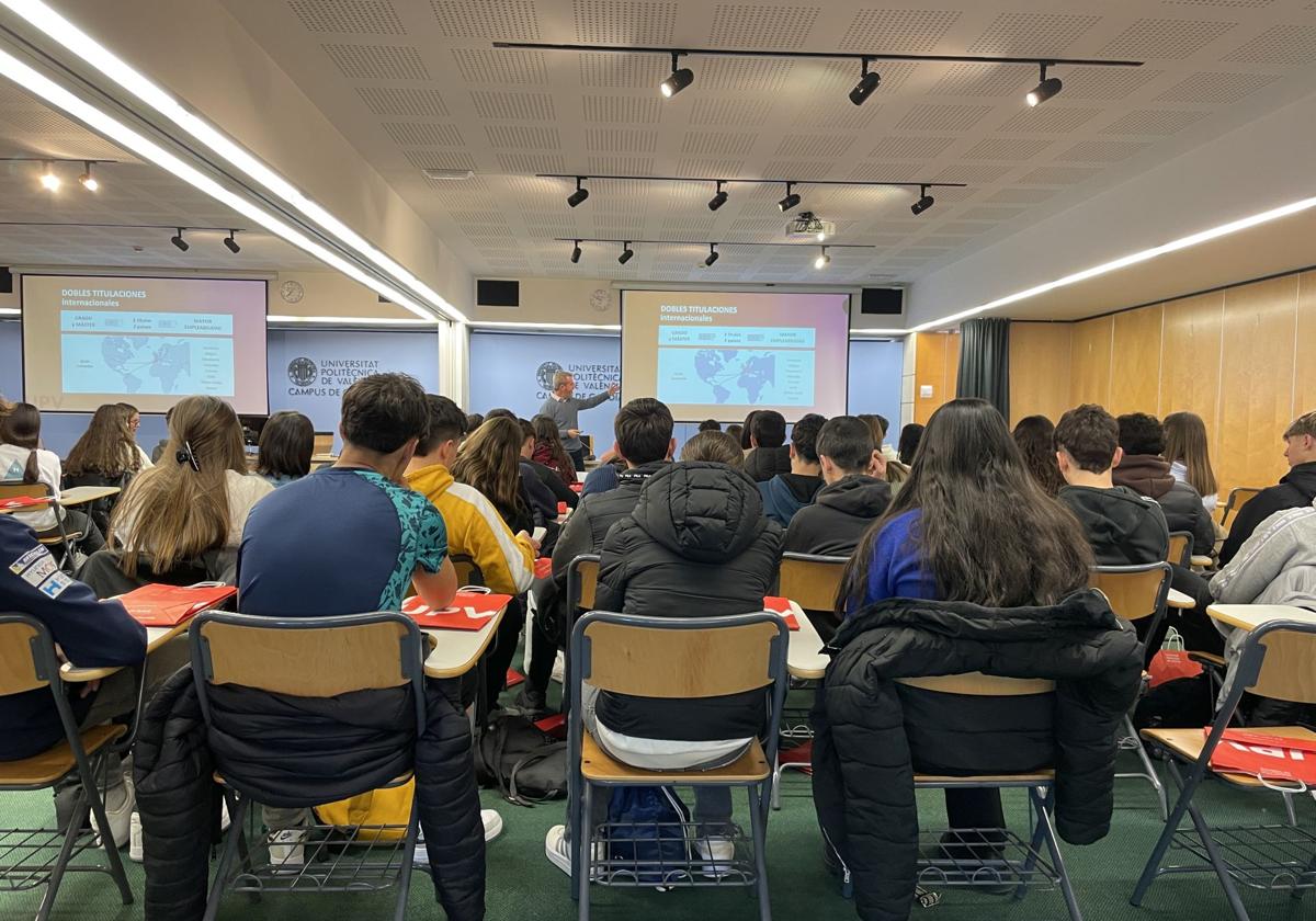 Alumnos en el Campus de la UPV en Gandia.