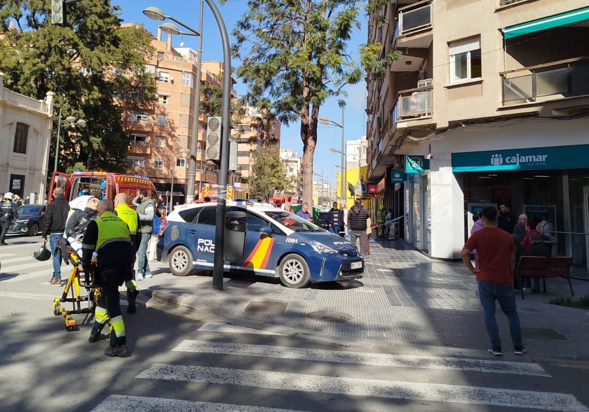 Los sanitarios atienden a un herido en el incendio de un piso en Gaspar Aguilar.