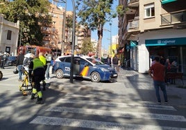 Los sanitarios atienden a un herido en el incendio de un piso en Gaspar Aguilar.