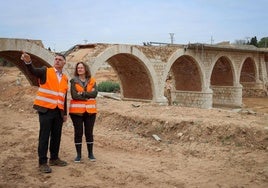 lLa alcaldesa Folgado, en las obras de reconstrucción de un puente en Torrent.