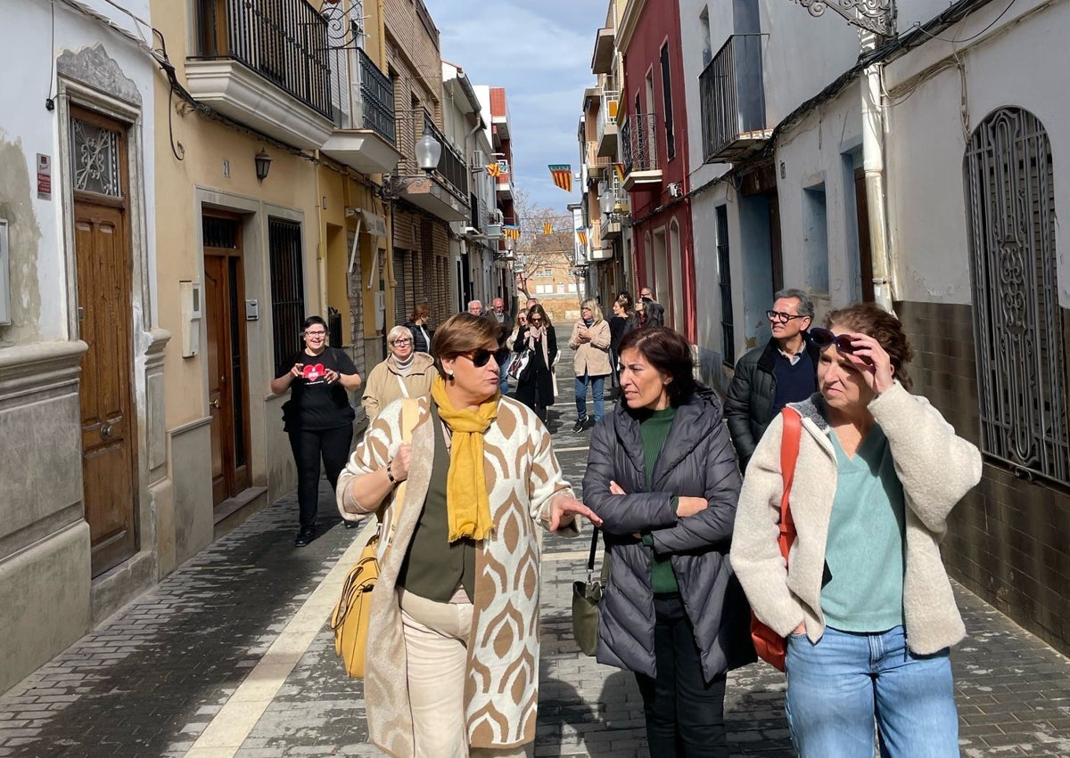 Imagen secundaria 1 - Arriba, un paseo por Picanya, abajo, uno de los bocadillos que se disfrutaron por la mañana. 