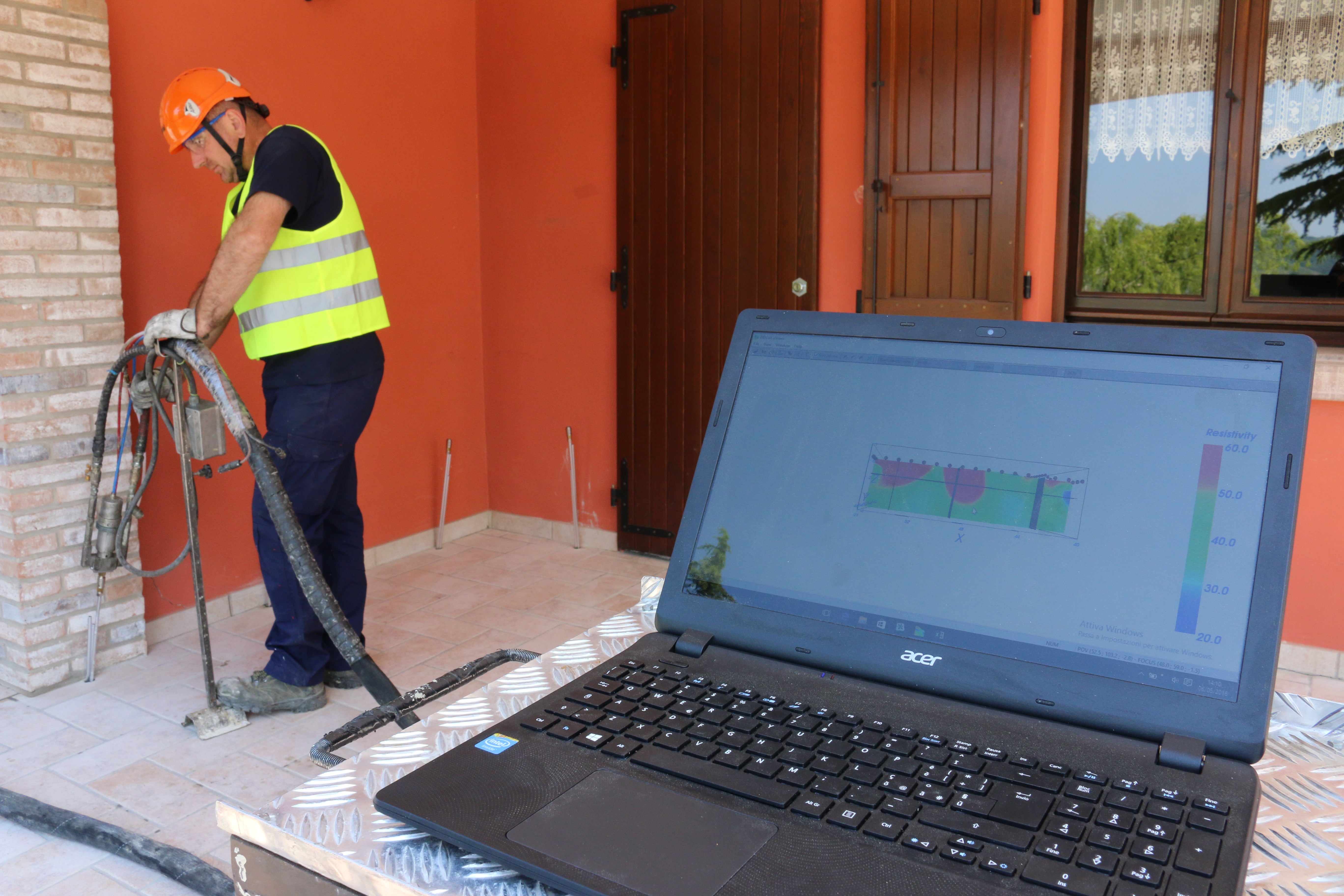 Un técnico comprobando si existen daños en la vivienda.