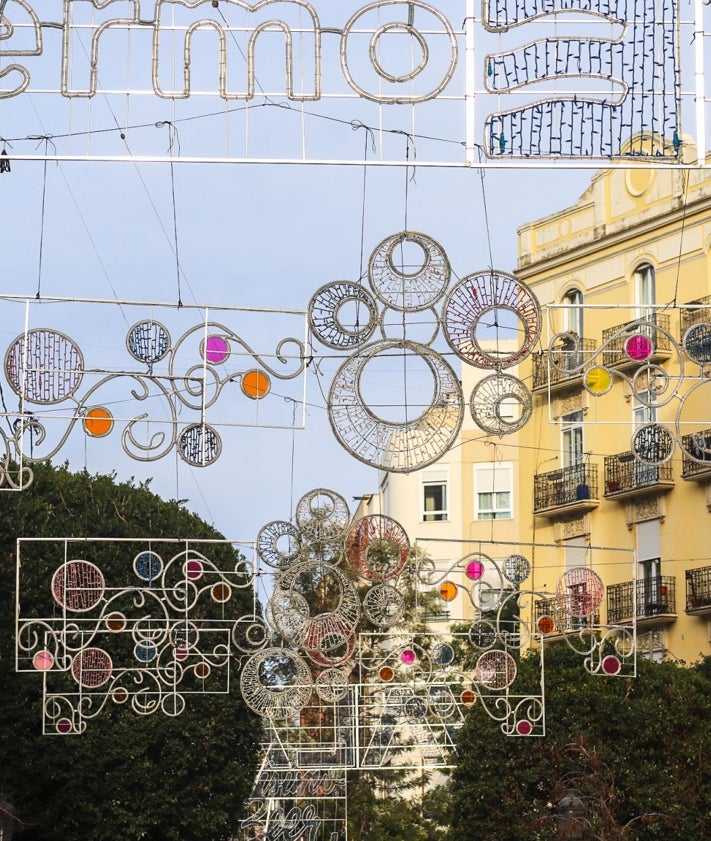 Imagen secundaria 2 - Montaje de luces en el barrio de Ruzafa.